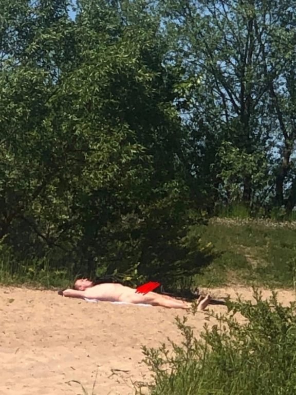 В Кострому пришла жара: на пляже заметили нудиста
