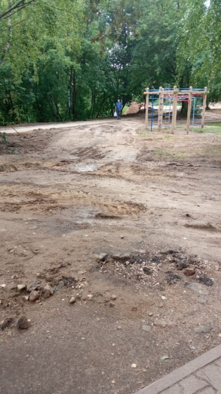 Костромские строители превратили дорогу на детскую площадку в грязевую полосу препятствий