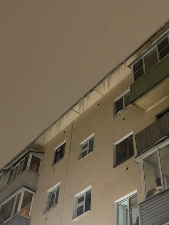 Костромичам угрожают гигантские сосульки на крышах
