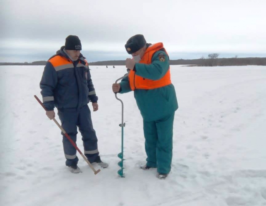 Костромские спасатели предупреждают любителей зимней рыбалки о серьезной опасности