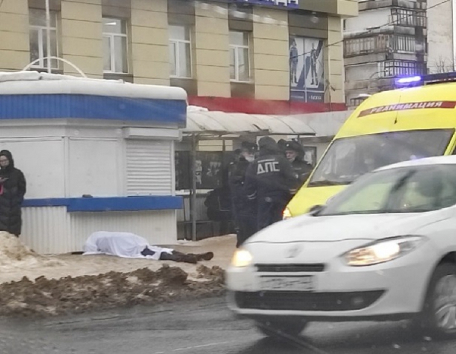 Очевидцы раскрыли подробности внезапной гибели мужчины на остановке в Костроме