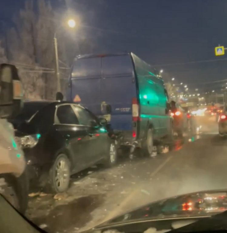 Столкнулись пять автомобилей: в Костроме на улице Магистральной огромная пробка