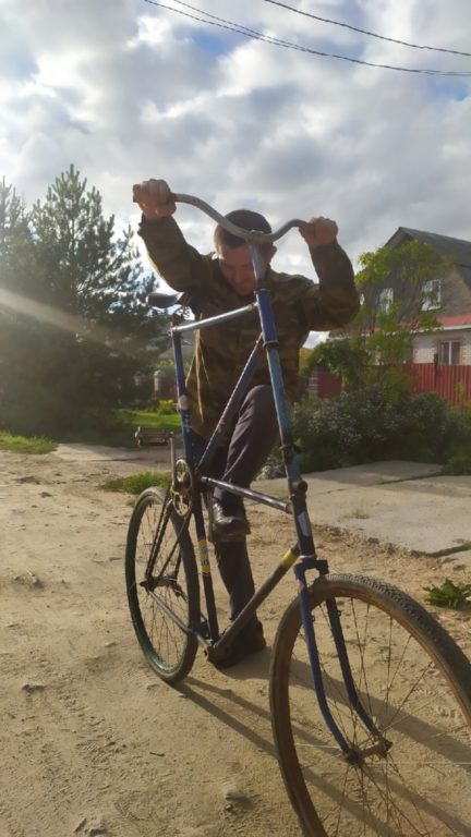 После фанерного танка костромской умелец пересел на двухэтажный велосипед
