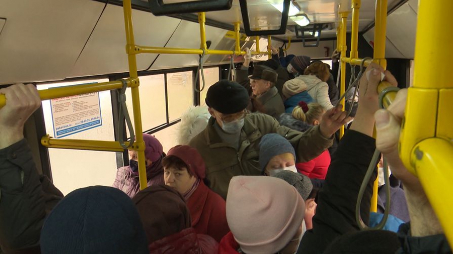 Из-за давки в переполненном автобусе №52 костромичи падают в обморок