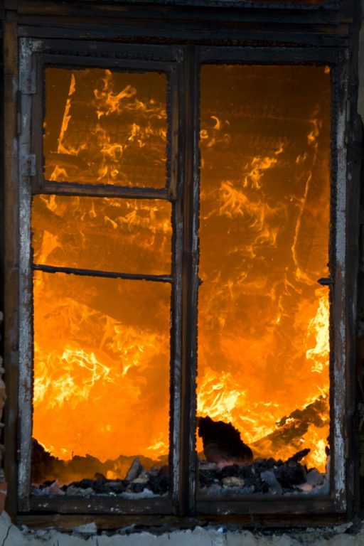 В Буе при пожаре в жилом доме пострадал человек