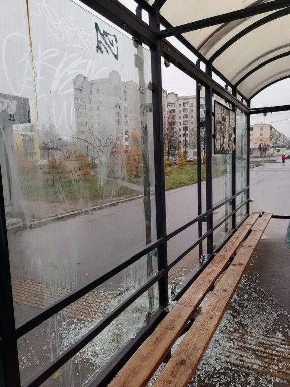 Жители микрорайона Якиманиха в Костроме ходят по битому стеклу