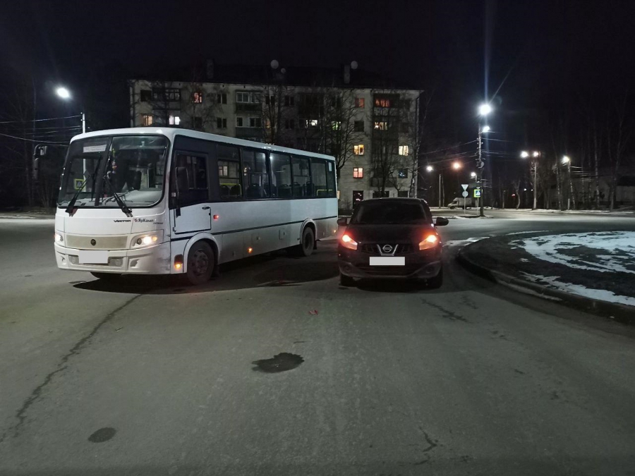 В Костроме автобус протаранил Ниссан: пострадала женщина