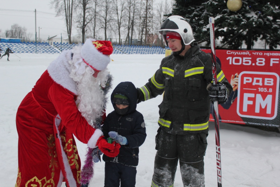 Накануне Дня спасателя костромских сотрудников МЧС с профессиональным праздником поздравил Дед Мороз