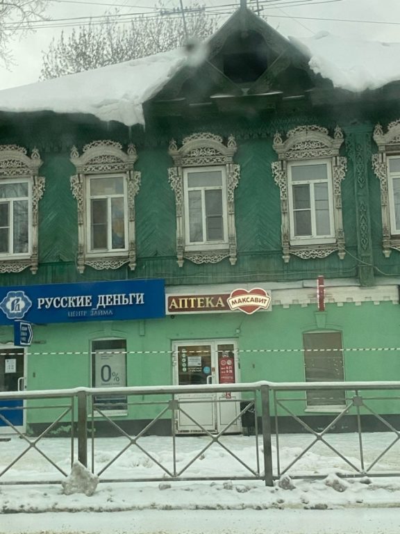 В Костроме дом с нависшим снегом вместо очистки обезопасили ленточкой