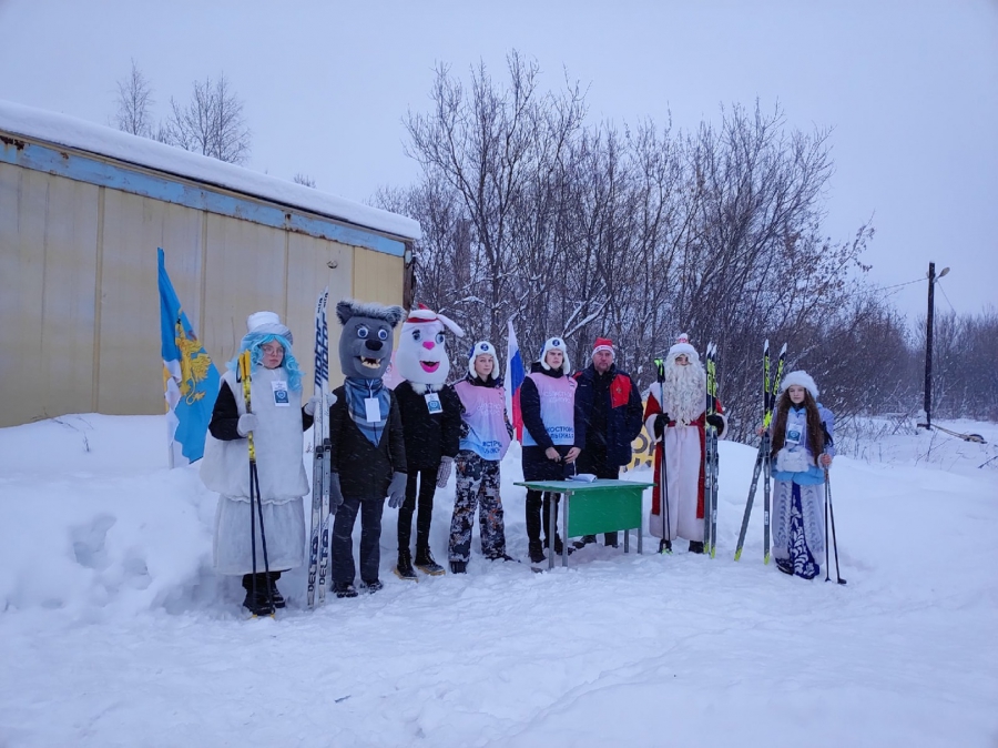 В Костроме Снегурочка пробежала два километра на лыжах в сказочном наряде