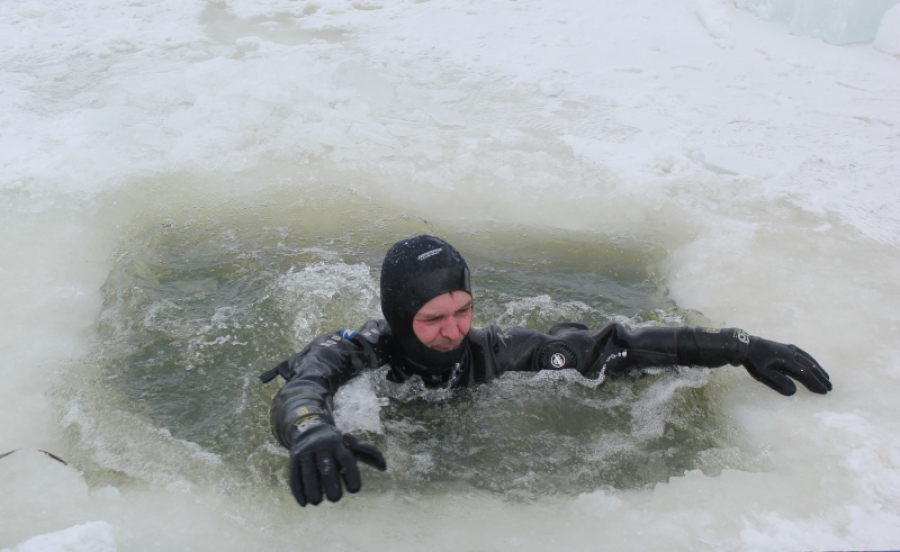 Ради помощи костромичам водолазу-спасателю пришлось нырять под лед