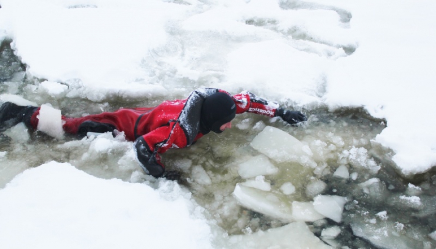 В Костроме под лёд провалился спасатель в гидрокостюме