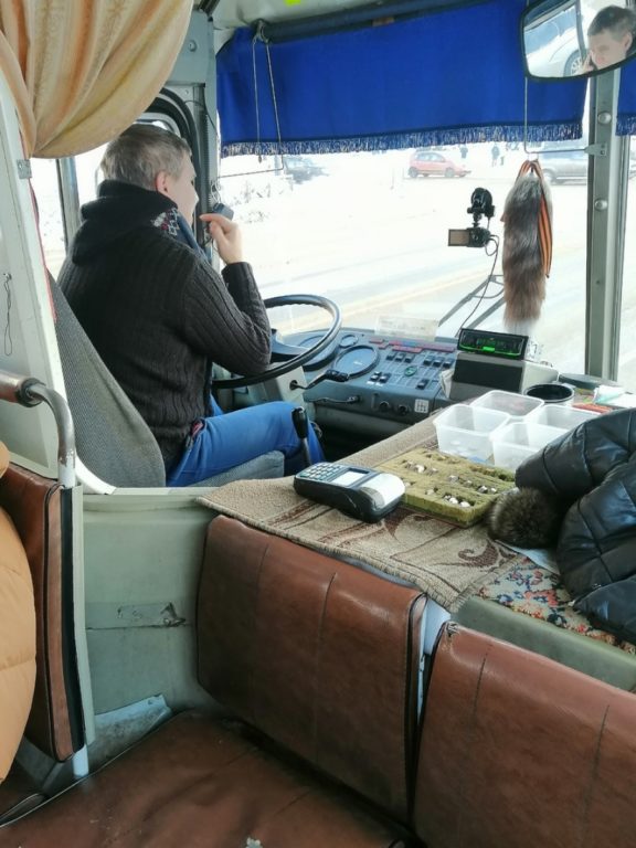 Костромичи жалуются на водителей автобусов за болтовню по телефону