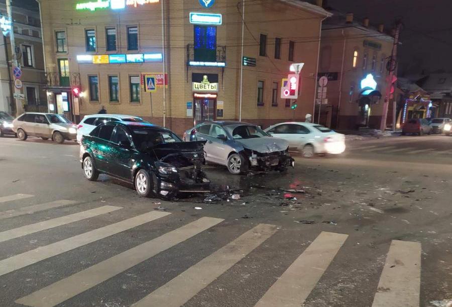 В Костроме из-за маневра неопытного водителя в ДТП пострадали четыре автомобиля и один человек (ФОТО)