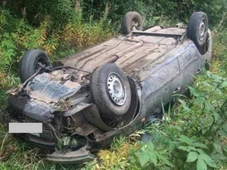 В Костромской области автомобиль вылетел с дороги и приземлился на крышу