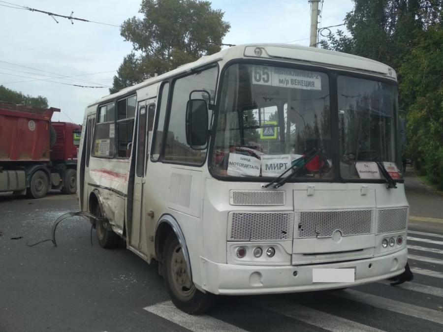 В Костроме пассажиры автобуса пострадали в аварии с грузовиком