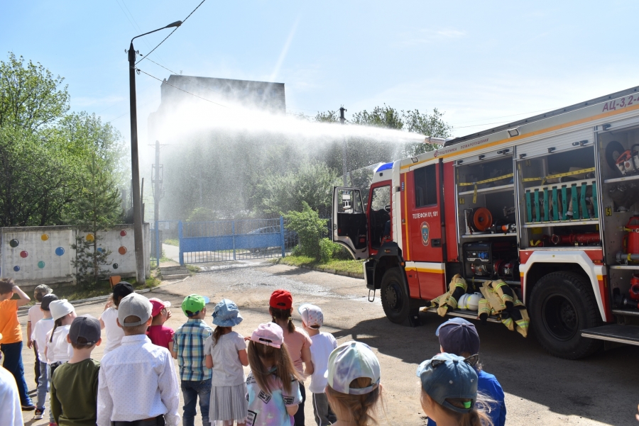 В Костроме для детей устроили «пожарный душ» (ФОТО)