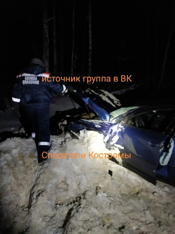 На дороге Кострома-Нерехта произошла серьезная авария: столкнулись легковушка и большегруз