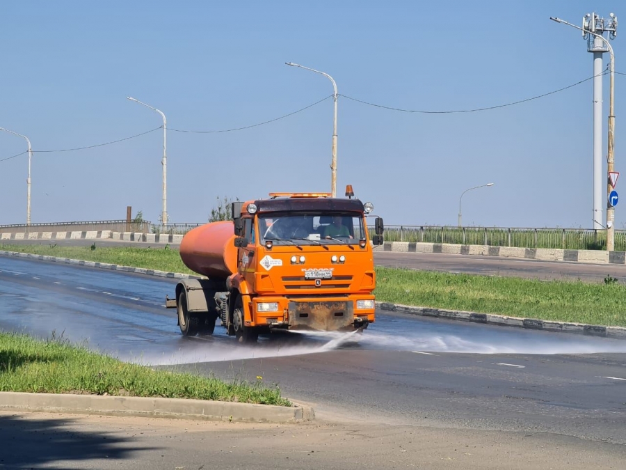 Восемь поливомоечных машин спасают асфальт в Костроме