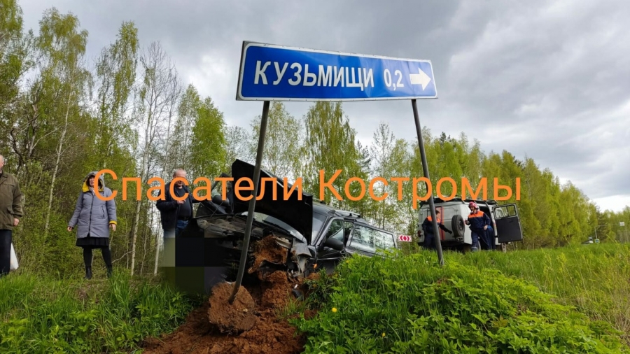 Костромич оказался замурован в автомобиле после ДТП (ФОТО)