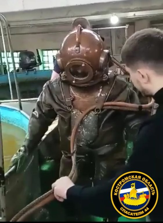 Костромского водолаза в огромном костюме отправили на глубину