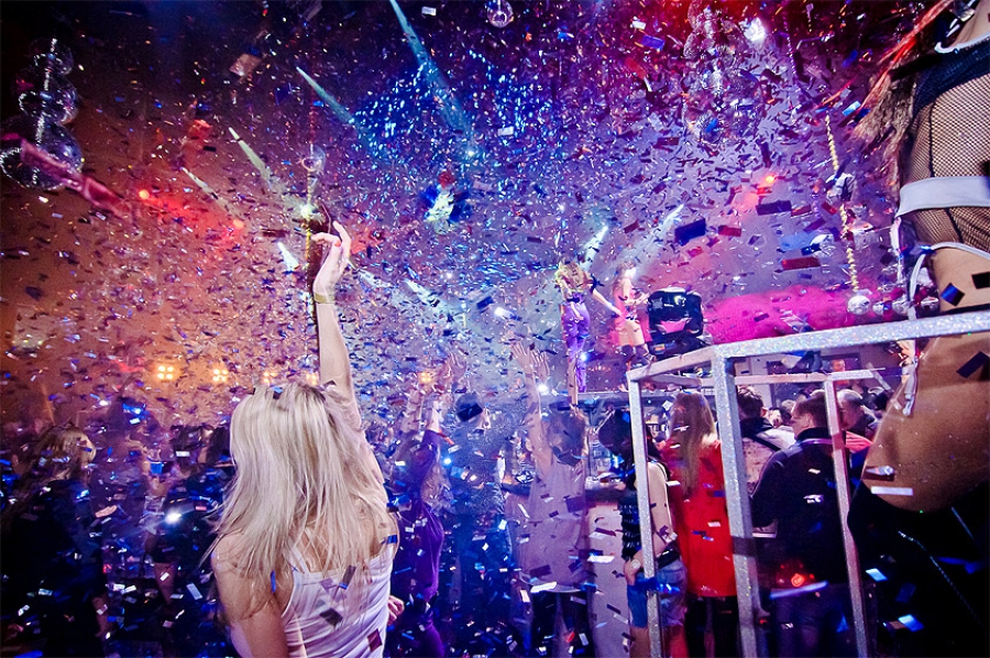 Ночном клубе баба. Вечеринка. Блондинка в клубе. Фотосессия в клубе. Девушка танцует в клубе.