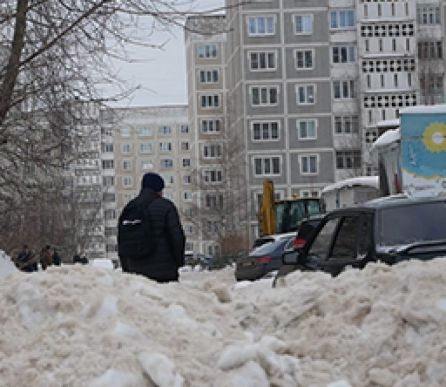 Костромские власти бросили на уборку снега все силы, но он всё равно не уходит