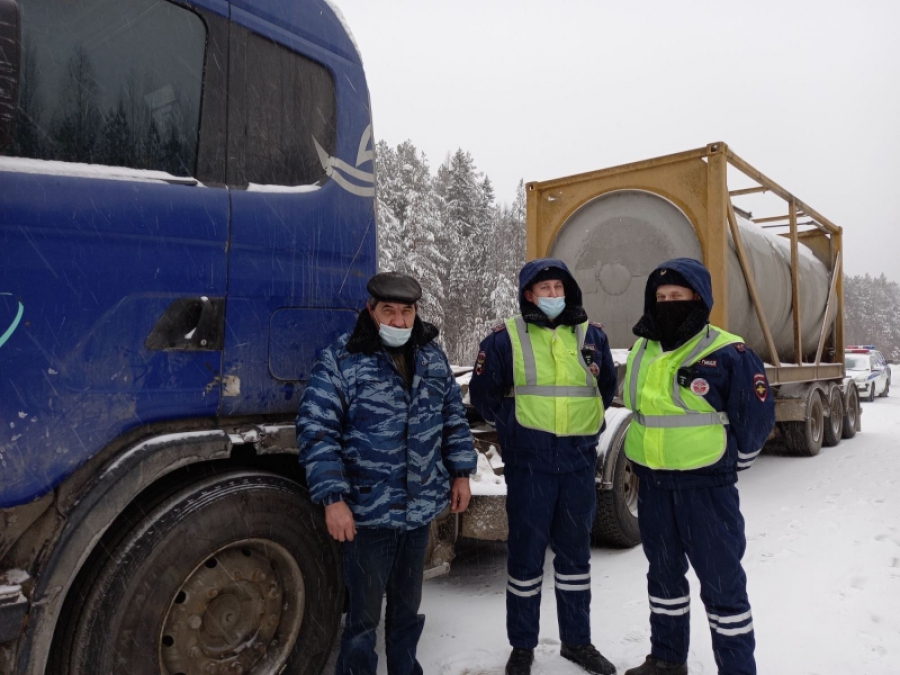 В Костроме экипаж ГИБДД спас водителя фуры от замерзания