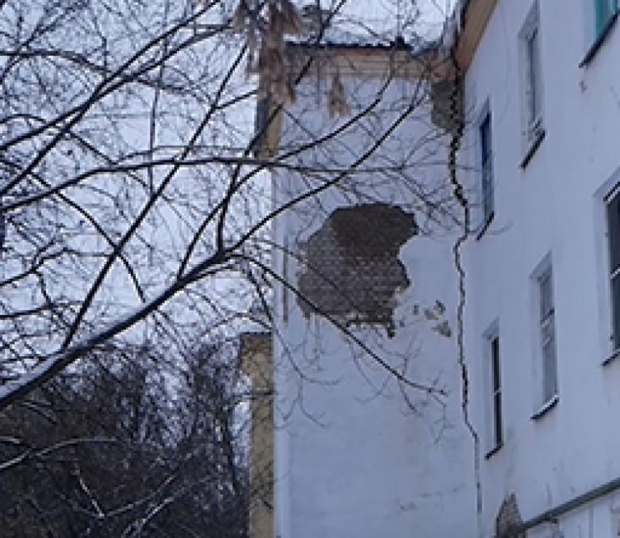 Дом на улице Ткачей в Костроме норовит заживо похоронить под обломками десятки людей