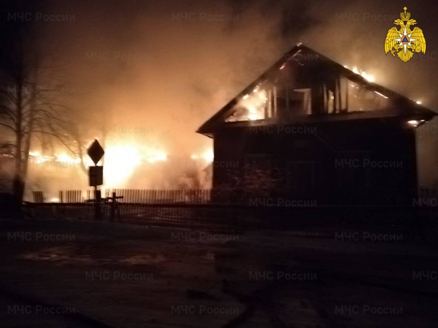 Сгорела дотла: в Костромской области огонь полностью уничтожил здание автошколы