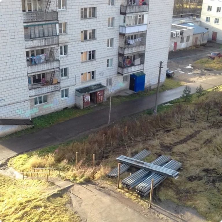 В Костроме строители «захватили» тротуар у жилого дома