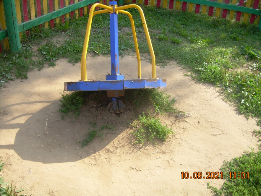 Опасные игры: в Костроме детские площадки погибают от ржавчины и зарастают травой