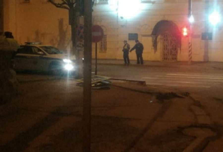 В пасхальную ночь пьяные водители сбили дорожный знак прямо на глазах полицейских