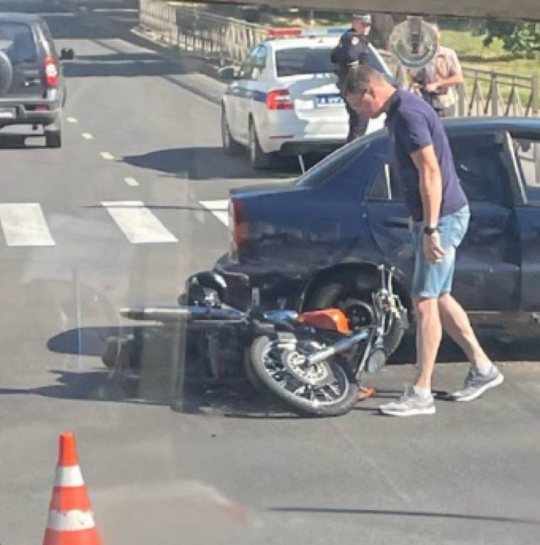 В Костроме автомобиль сбил мотоциклиста