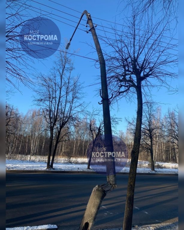 В Костроме нашли столб «на соплях» (ФОТО)