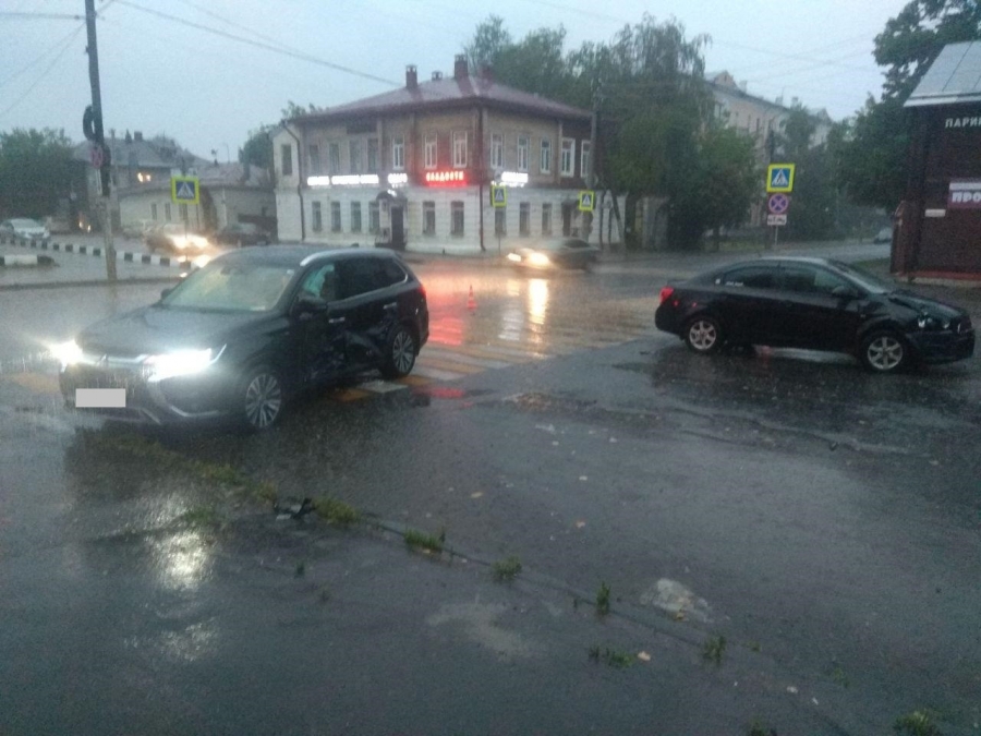 Две девушки пострадали в ДТП в центре Костромы