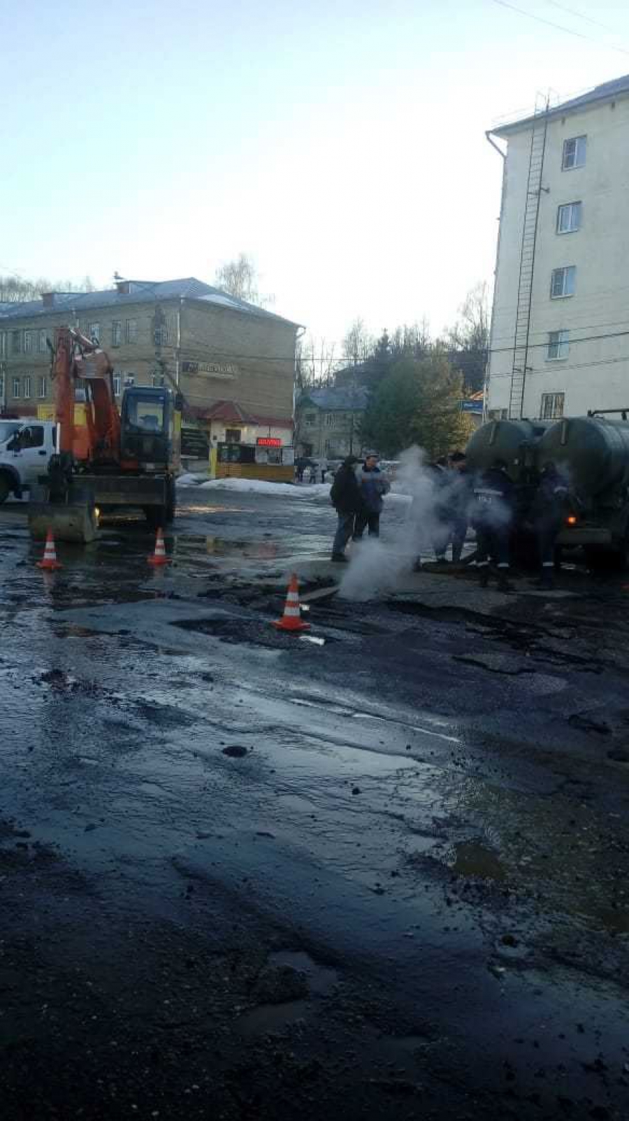 Костромские теплоэнергетики не смогли сразу найти место порыва трубопровода  на площади Конституции - Logos44