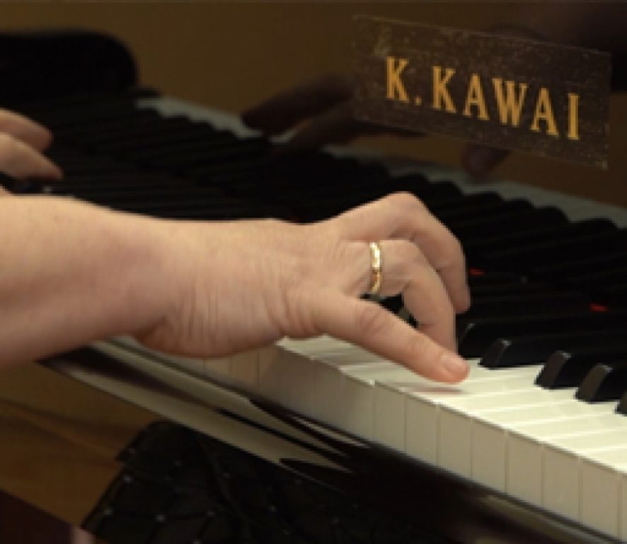 Юные музыканты получили в подарок японский рояль