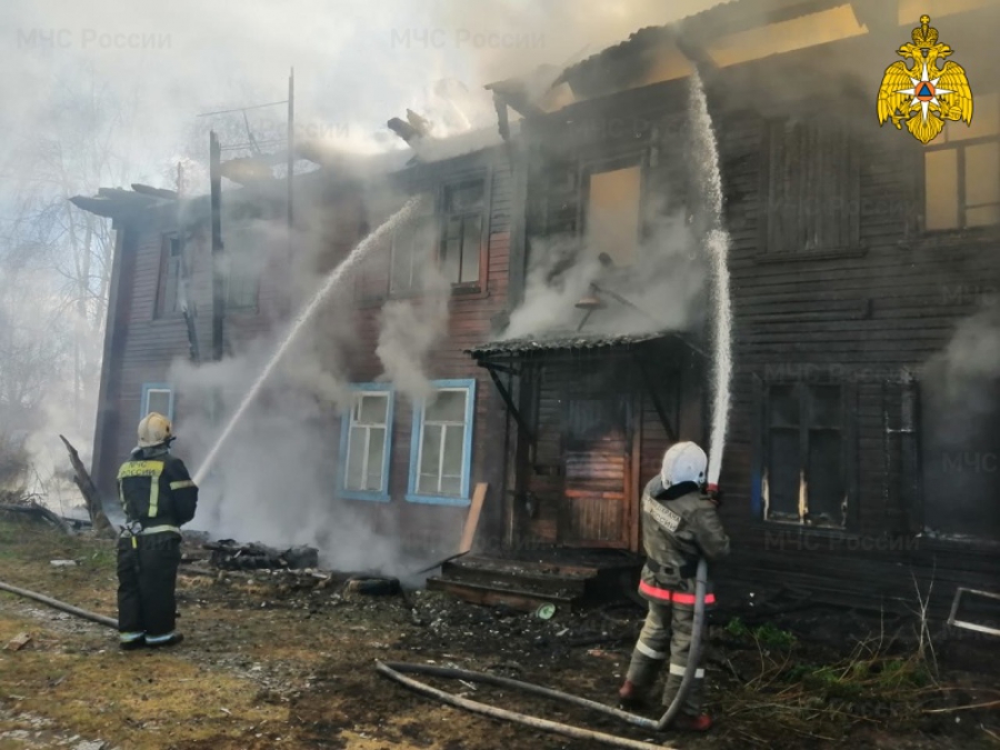 В горящем нежилом доме в Шарье пожарные обнаружили человека