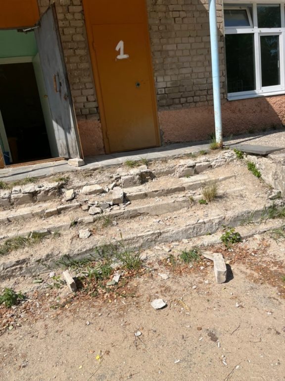 Костромичей возмутило разрушенное крыльцо в областной детской больнице