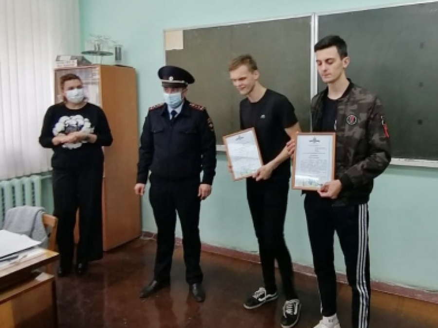 В Костроме студенты настигли и задержали хулиганов
