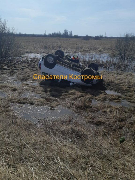 В Костромской области водитель опрокинул автомобиль и не смог из него выбраться