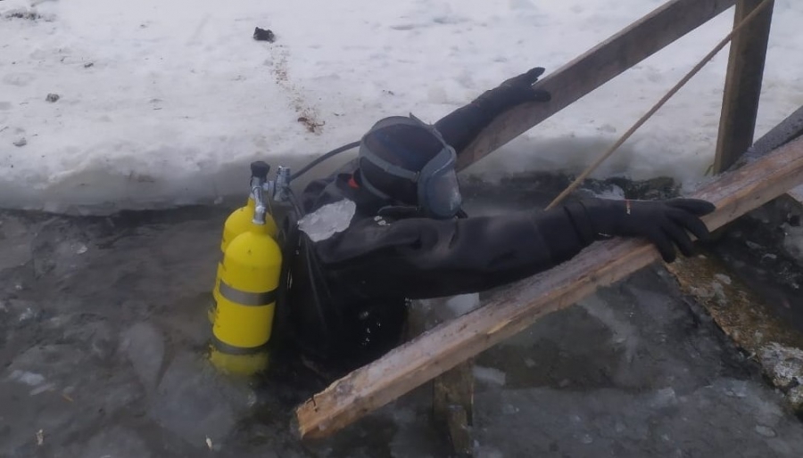 Костромские спасатели обследуют места для крещенских купелей