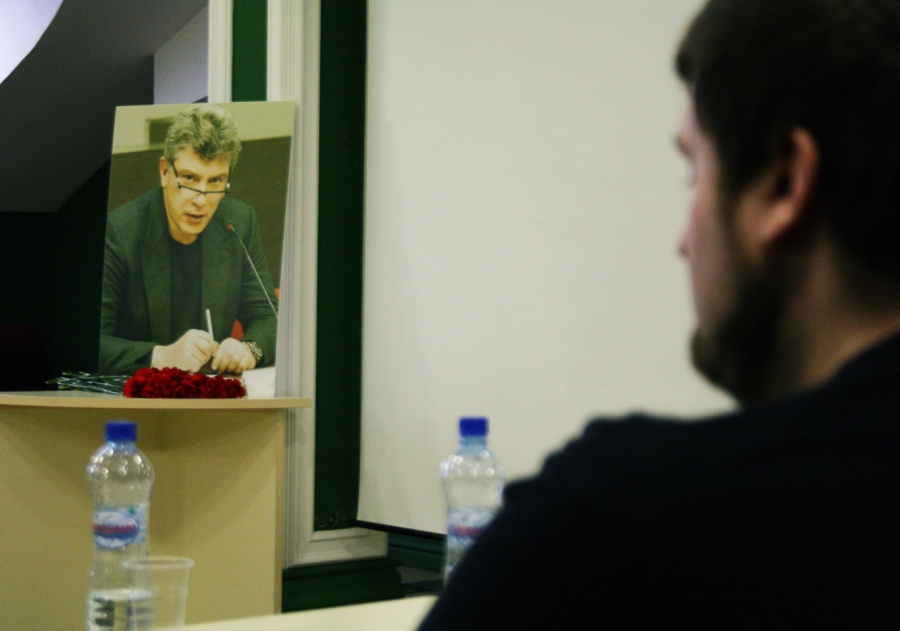 «Это убийство не укладывается в голове»: в Костроме почтили память Бориса Немцова
