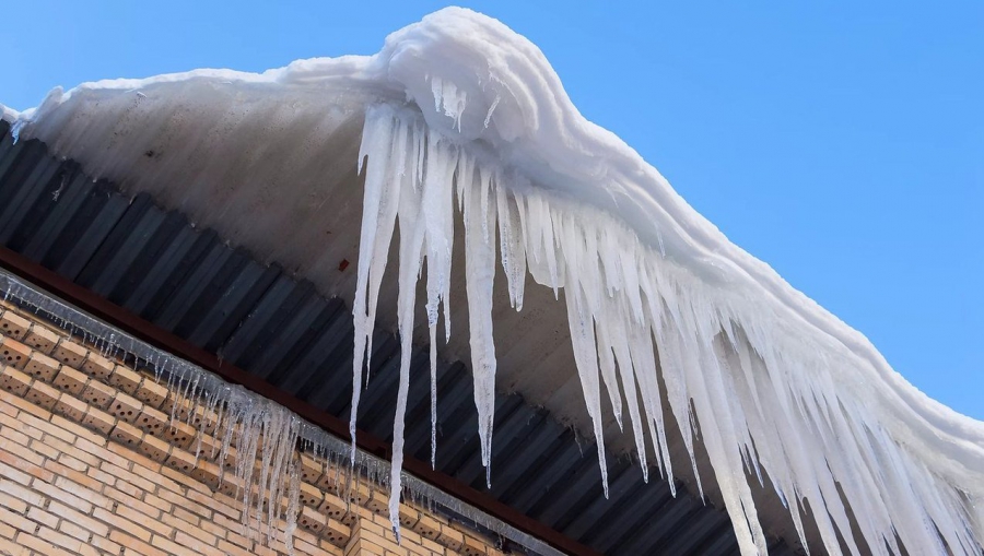 В Костроме начинает работу «горячая линия» по уборке снега с крыш