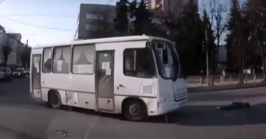 В Костроме автобус №15 на полном ходу наехал на женщину на пешеходном переходе (ВИДЕО)