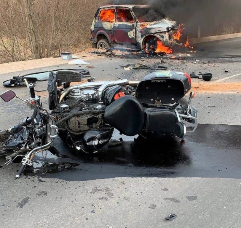 В Костромской области столкнулись «Нива» и мотоцикл: автомобиль сгорел дотла