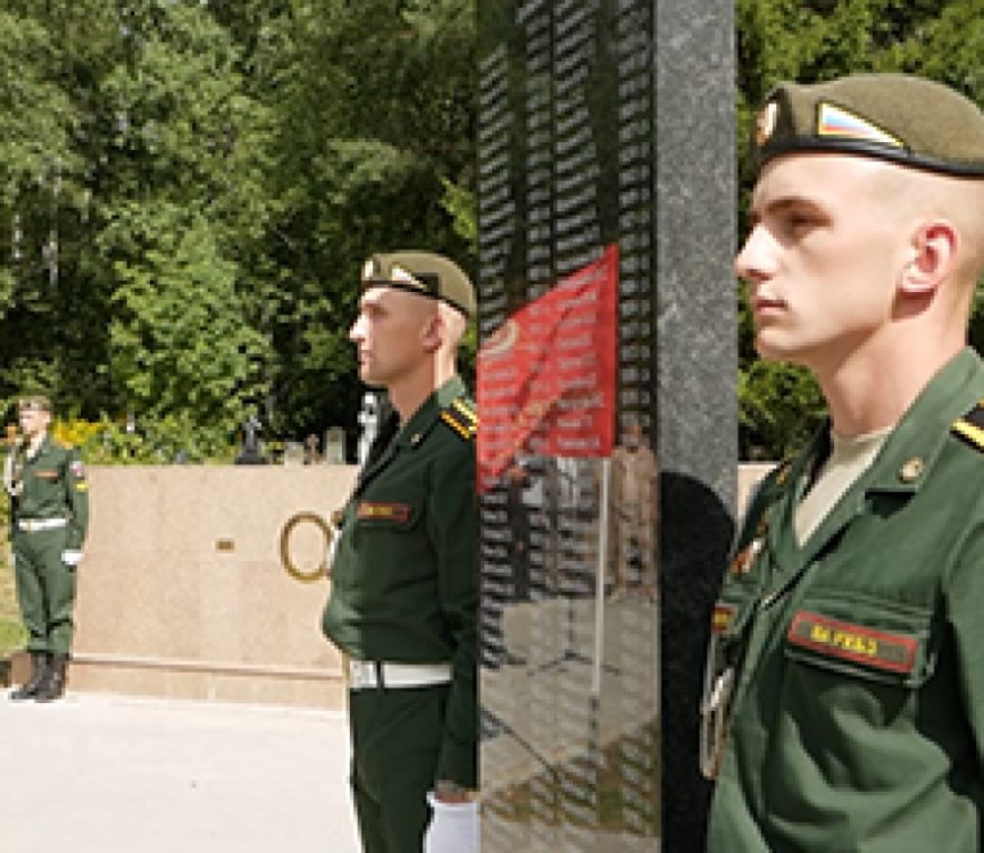 На кладбище Костромы установили стелу в память о героях-фронтовиках