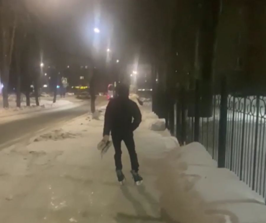По-другому невозможно: костромич передвигается по ледяному городу на коньках (ВИДЕО)