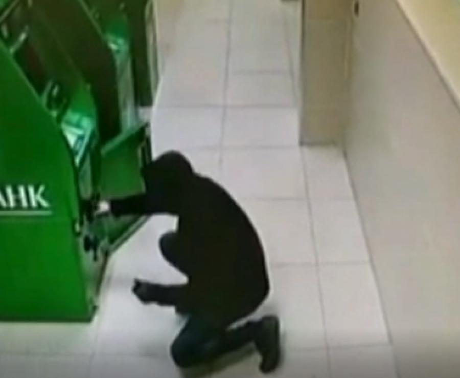 В Костроме воришка пытался вскрыть два банкомата